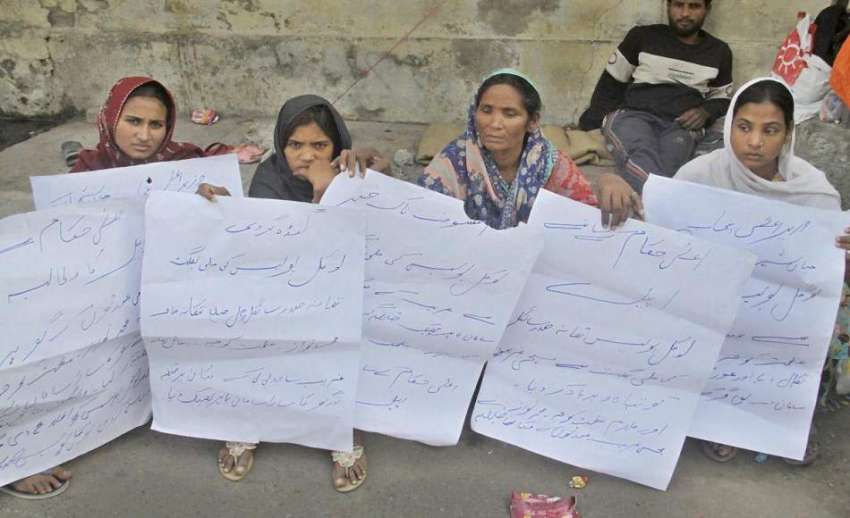 لاہور: سانگلہ کے رہائشی پریس کلب کے باہر اپنے مطالبات کے ..