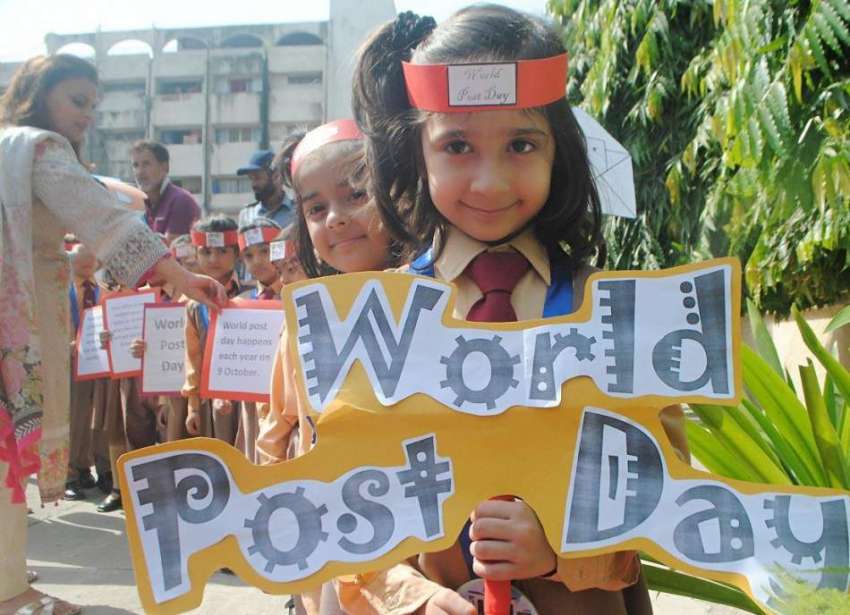 راولپنڈی: محکمہ ڈاک کے عالمی دن کے موقع پر سکول کے بچے ٹیبلو ..