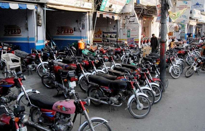 راولپنڈی: سرکلر روڈ پر دکانداروں نے موٹر سائیکل روڈ پر کھڑے ..