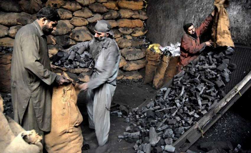 راولپنڈی: شدید بارش کے باعث کوئلے کی مانگ میں اضافے کے باعث ..