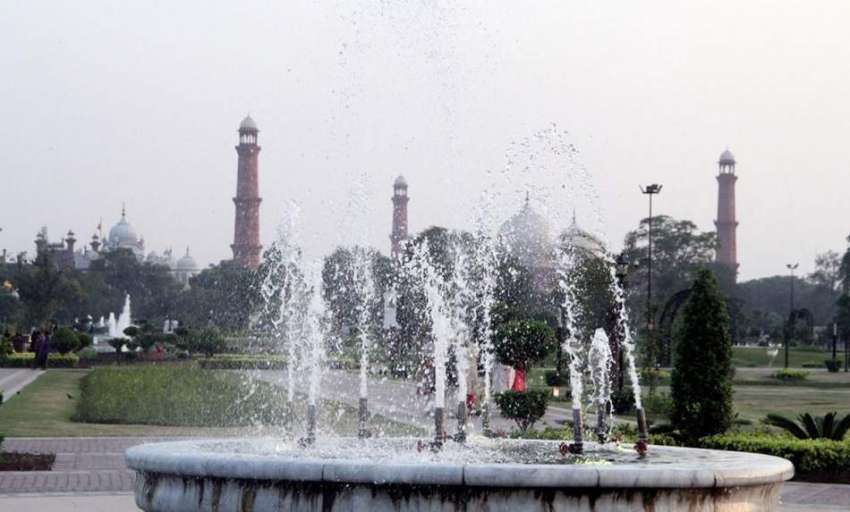 لاہور: گریٹر اقبال پارک میں فوارے کا خوبصورت منظر۔