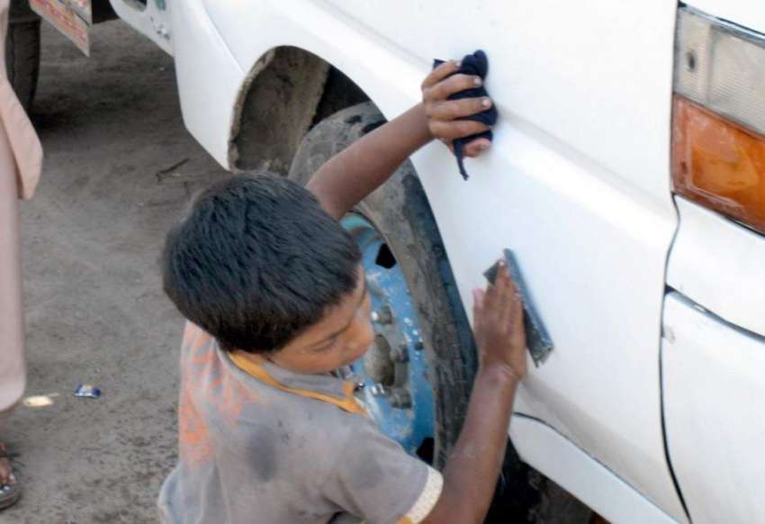 چنیوٹ: چائلڈ لیبر پر پابندی کے باوجود اک بچہ گاڑی صاف کر ..