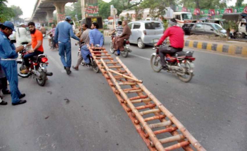 لاہور: ٹریفک وارڈن نے موٹر سائیکل پر خطرناک طریقے سے لکڑی ..