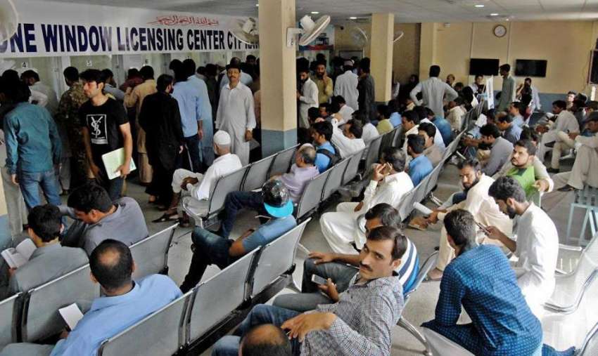راولپنڈی: سٹی ٹریفک پولیس دفتر میں لائسنس کے حصول کے لیے ..