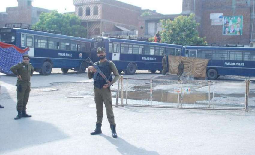 لاہور: مسلم لیگ (ن) کے داتا دربار کے باہر جلسے کے موقع پر پولیس ..