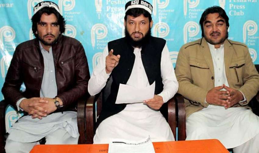 پشاور: خیبر سٹوڈنٹس یونین کے طلبہ صدیق آفریدی اور دیگر پریس ..
