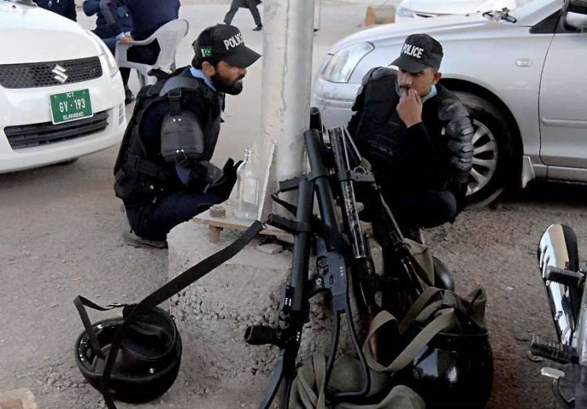 راولپنڈی: دھرنے کے اطراف میں ڈیوٹی دینے والے پولیس اہلکار ..