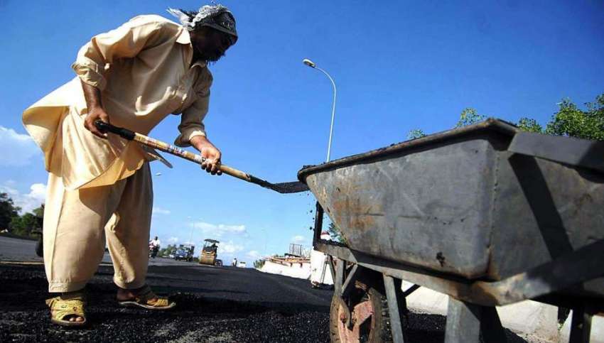 اسلام آباد: وفاقی دارالحکومت میں مزدور سڑک کے تعمیراتی کام ..