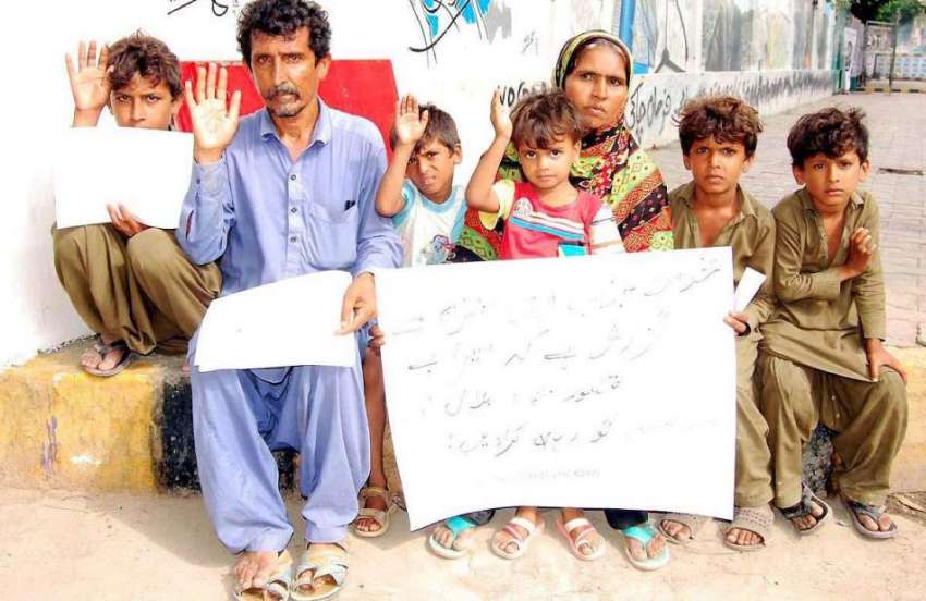 کراچی:کلستان جوہر کے رہائشی حضور بخش اپنے بیٹے کی رہائی ..