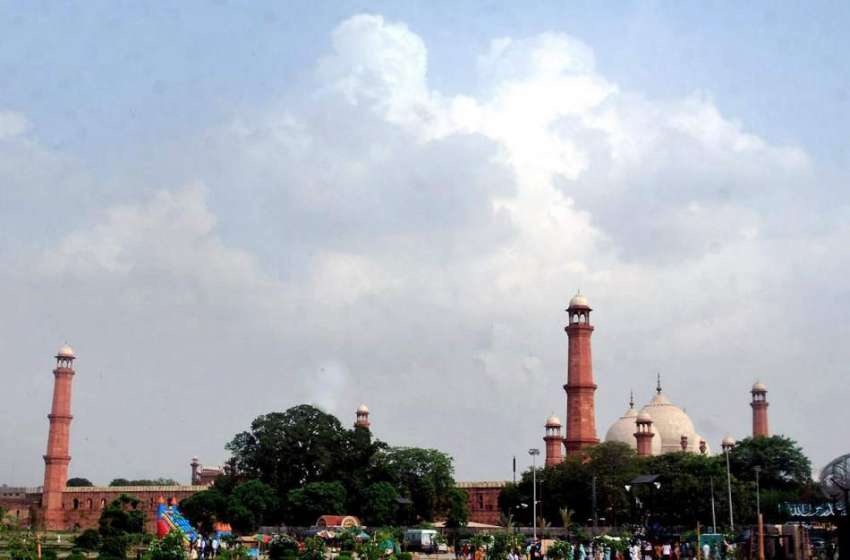 لاہور: تاریخی بادشاہی مسجد کے اور دوپہر کے وقت چھائے بادلوں ..