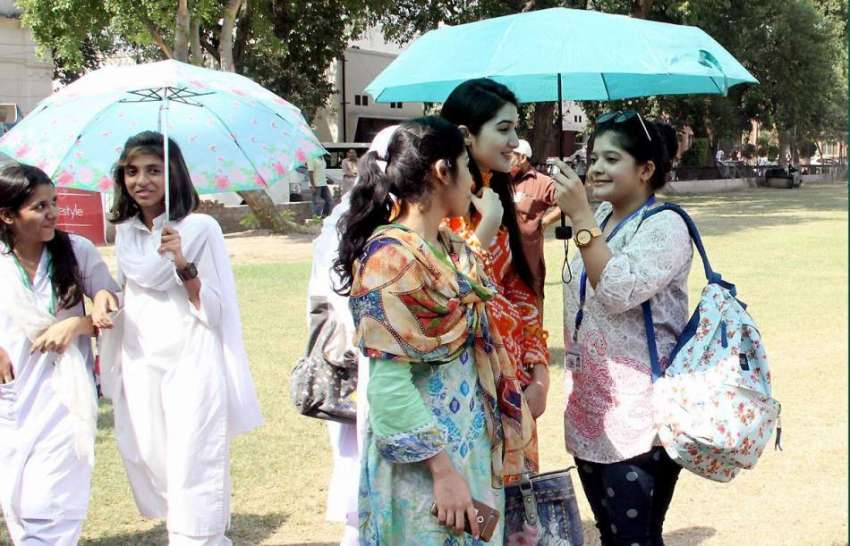 لاہور: لاہور کالج فار ویمن یونیورسٹی کی طالبات دھوپ سے بچنے ..