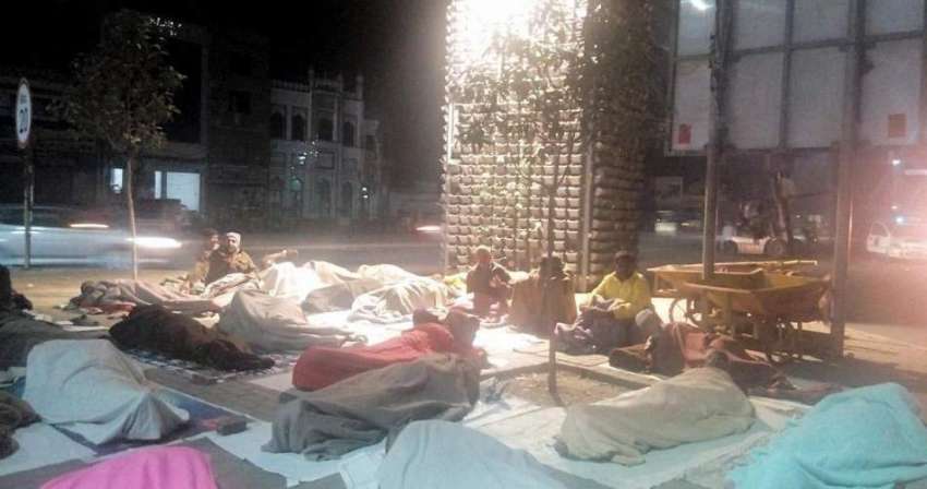 لاہور: بے گھر افراد شدید سردی میں میٹرو بس ٹریک کے نیچے رات ..