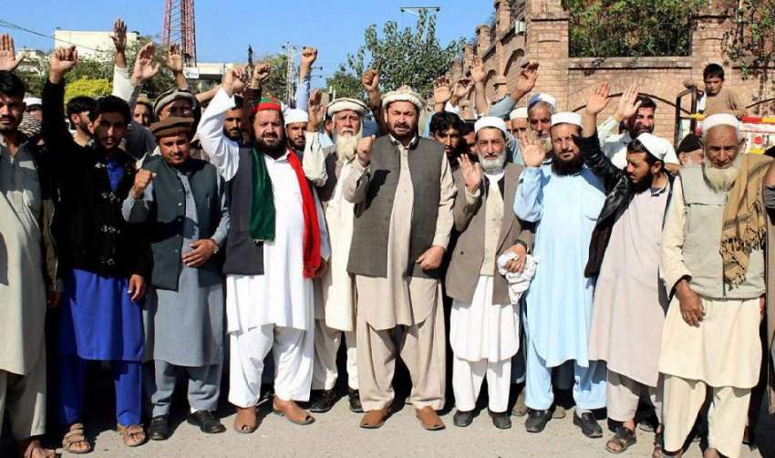 پشاور: پاکستان تحریک انصاف باڑہ خیبر ایجنسی کے رہائشی اپنے ..