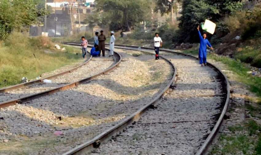 راولپنڈی: تھانہ نصیر آباد کی حدوش میں ریلوے ٹریک پر پابندی ..