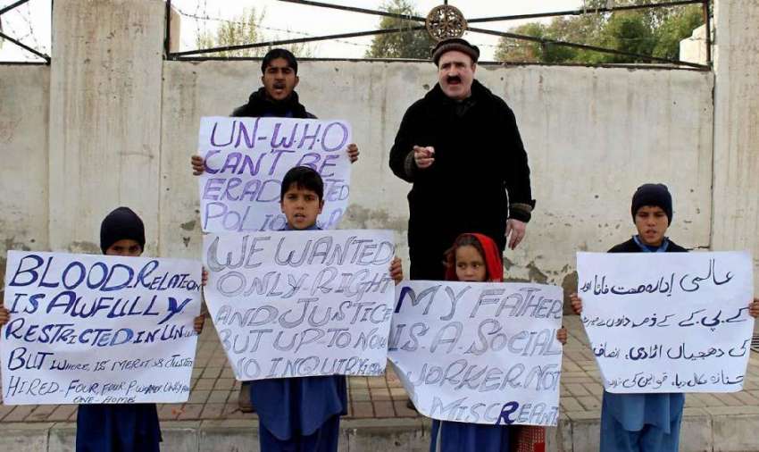 پشاور: لنڈی کوتل کے رہائشی سجاد علی خان اپنے بچوں کے ہمراہ ..