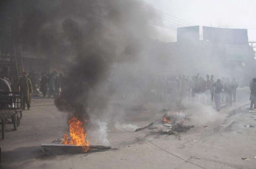 لاہور: مذہبی جماعت کے کارکنوں نے شاہدرہ کے قریب ٹائر جلا ..