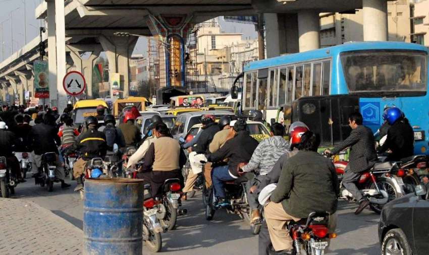 راولپنڈی: لیاقت روڈ پر ٹریفک جام کا منظر۔