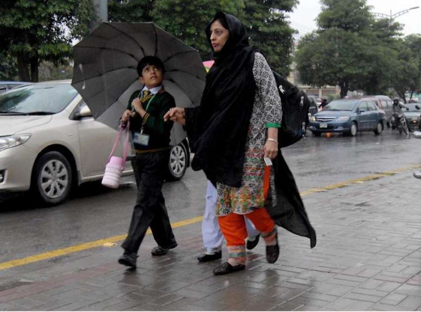 راولپنڈی: سکول کے بچے بارش سے بچنے کے لیی چھتری تانے رواں ..
