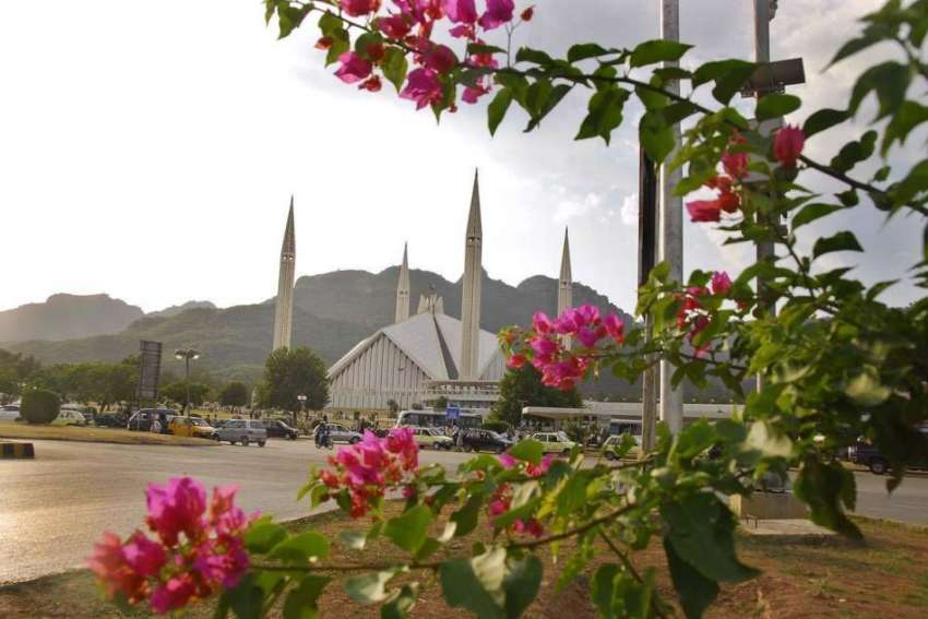 اسلام آباد: وفاقی دارالحکومت میں فیصل مسجد کا خوبصورت منظر۔