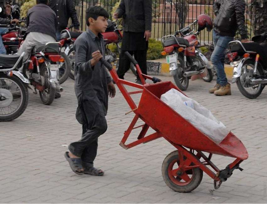 راولپنڈی: خانہ بدوش بچہ ریڑھی تھانے اپنے کام کو جار ہا ہے۔
