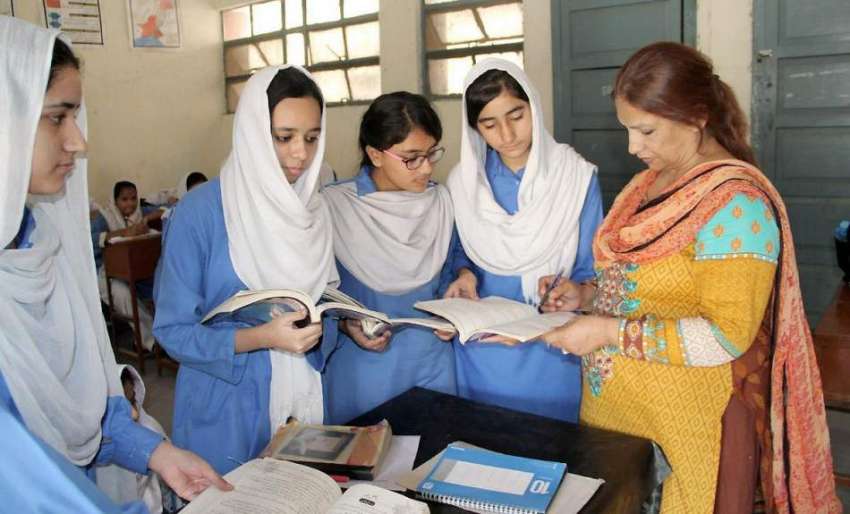 لاہور: مزنگ میں واقع سرکاری سکول میں اساتذہ کے عالمی دن کے ..
