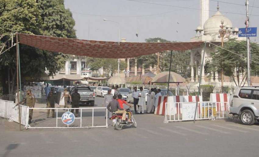 لاہور: پنجاب اسمبلی کے اجلاس کے موقع پر پولیس نے راستے کو ..