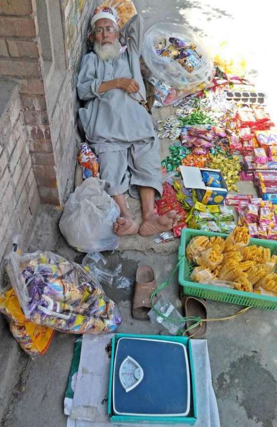 راولپنڈی: ایک معمر شخص لیاقت باغ فٹ باتھ پر بچوں کی اشیاء ..