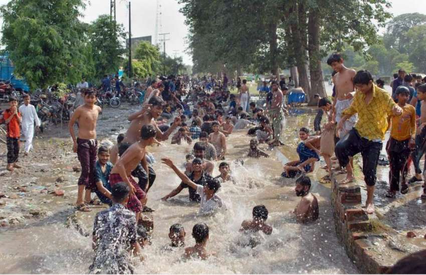 فیصل آباد: نو جوان بڑی تعداد میں گرمی کی شدت سے بچنے کے لیے ..