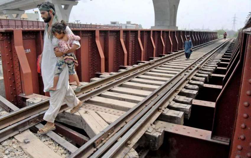 راولپنڈی: شہری کسی خطرے سے بے خبر ریلوے ٹریک پر چل رہے ہیں ..