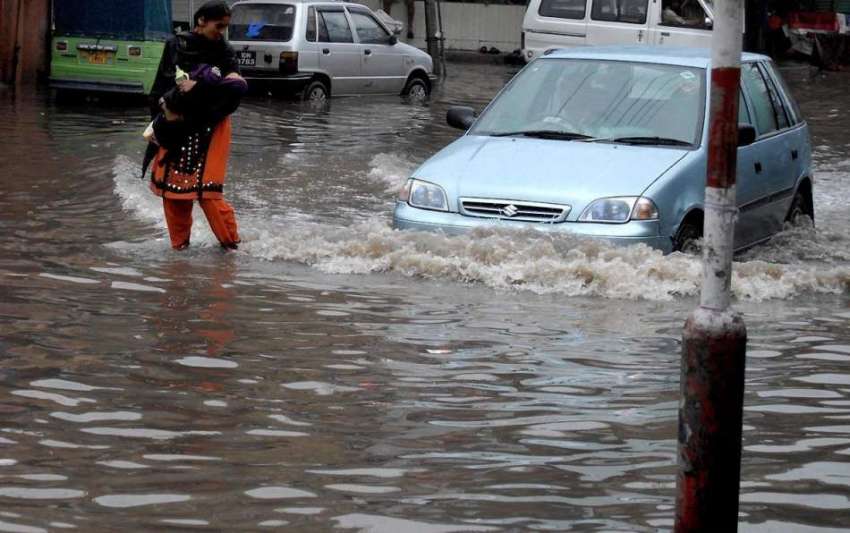 راولپنڈی: موسلا دھار بارش کے بعد کھڑے پارنی سے ایک خانہ بدوش ..
