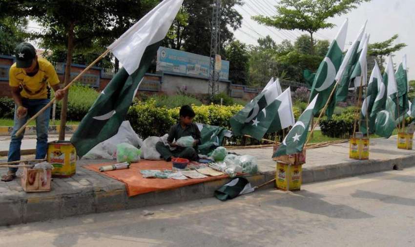 راولپنڈی: 14اگست کے حوالے سے ایک محنت کش روڈ کنارے پاکستانی ..