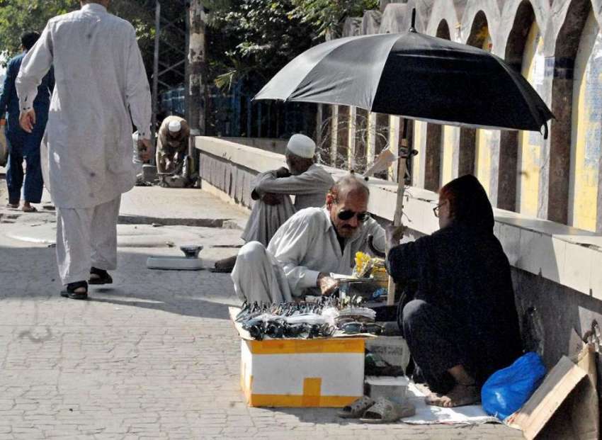راولپنڈی: محنت کش معمر خاتون راجہ بازار میں دھوپ سے بچاؤ ..