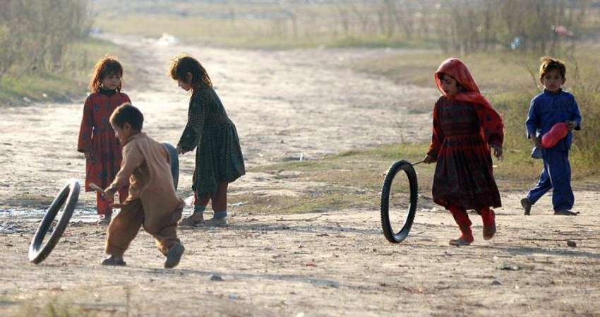 راولپنڈی: مقامی پارک میں بچے کھیل کود میں مصروف ہیں۔