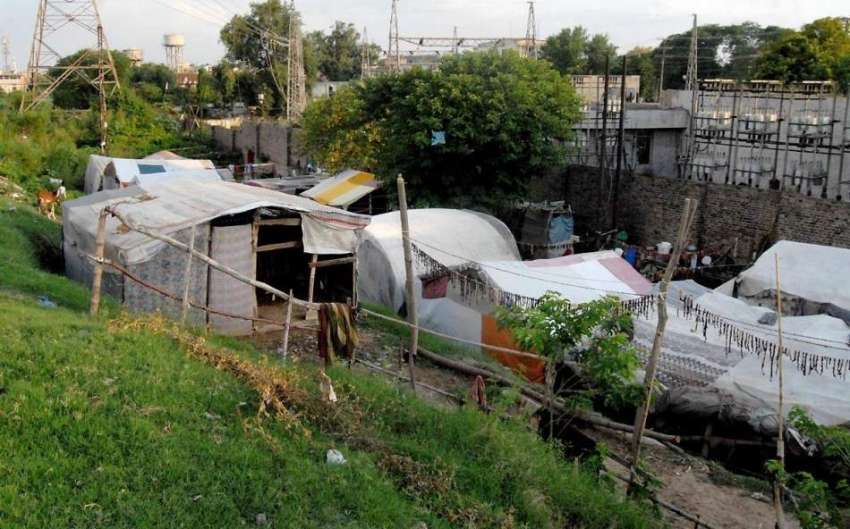 راولپنڈی: مزیڑ ریلوے ٹریک کے کنارے بنی غیر قانونی قائم آبادی ..