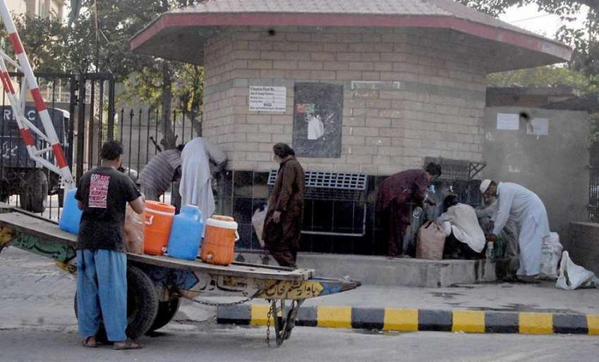 راولپنڈی: پانی کی کمی کے باعث شہری ایک ٹیوب ویل سے پانی بھر ..