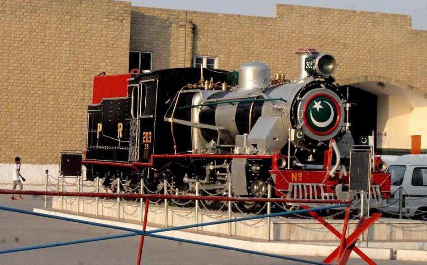 راولپنڈی: ایک شہری ریلوے سٹیشن کے باہر رکھے گئے ٹرین انجن ..