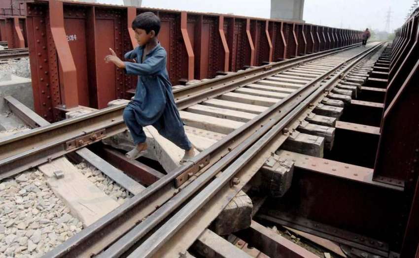 راولپنڈی: ایک خانہ بدوش بچہ ریلوے ٹریک سے خطرناک انداز سے ..