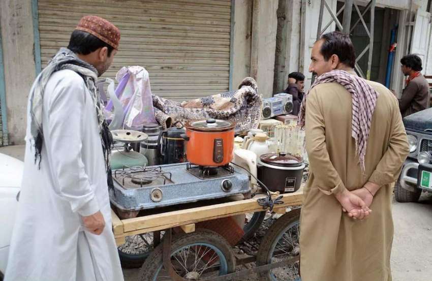کوئٹہ: کباڑ مارکیٹ میں ایک شخص کار آمد اشیاء فروخت کر رہا ..