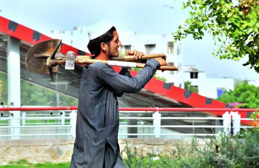 اسلام آباد: وفاقی دارالحکومت میں ایک مزدور دن بھر کی محنت ..