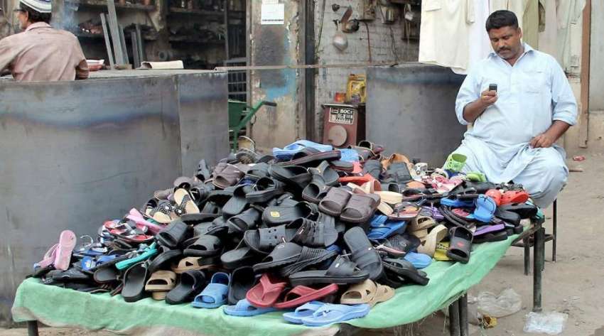 لاہور: پیر مکی روڈ پر پلاسٹک کے جوتوں کا سٹال لگانے والا ..