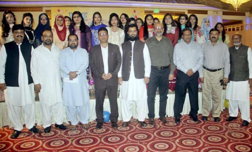 لاہور: یونیک کالج کی سالانہ ویلکم تقریب کے موقع پر ڈائریکٹر ..