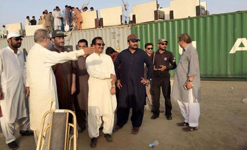 کراچی: پی ٹی آئی سندھ کے صدر ڈاکٹر علوی اور حلیم عادل شیخ ..