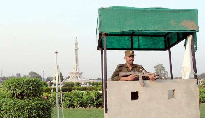 لاہور: ایک پولیس اہلکار گریٹر اقبال پارک میں الرٹ کھڑا ہے۔