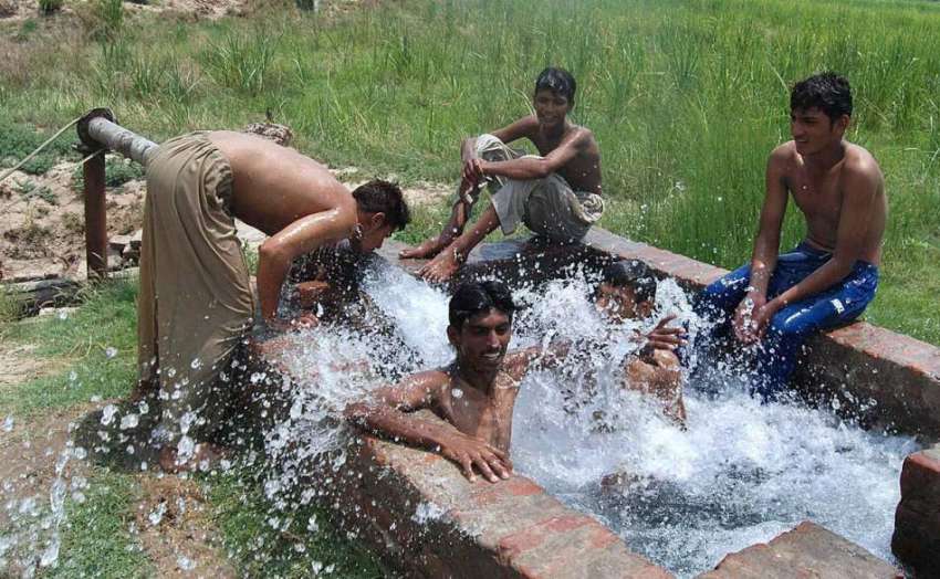 فیصل آباد: نوجوان گرمی کی شدت کم کرنے کے لیے ٹیوب ویل کے تالاب ..