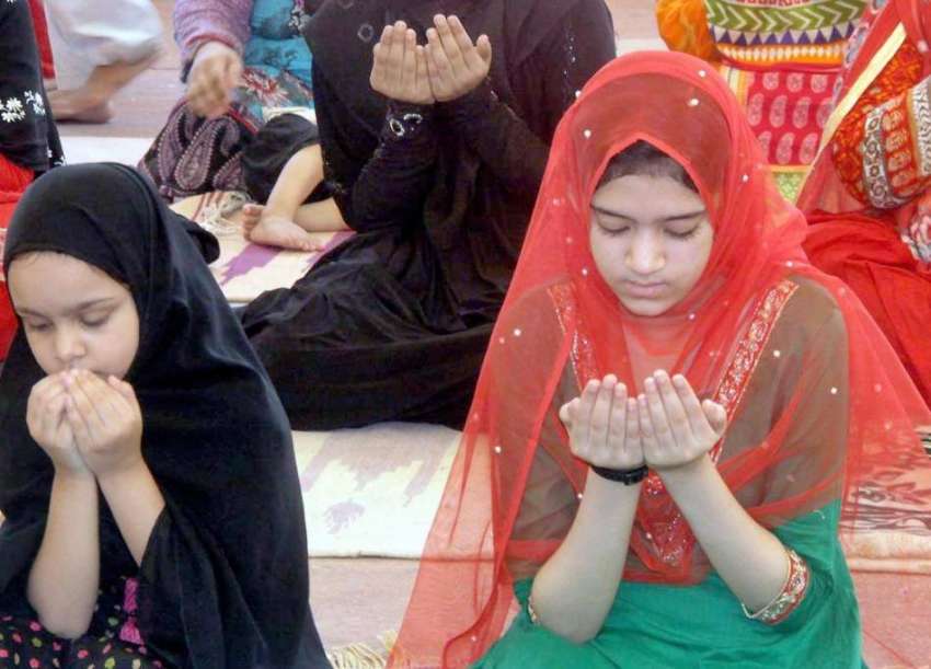 لاہور: بادشاہی مسجد میں نماز جمعہ کی ادائیگی کے موقع پر بچے ..