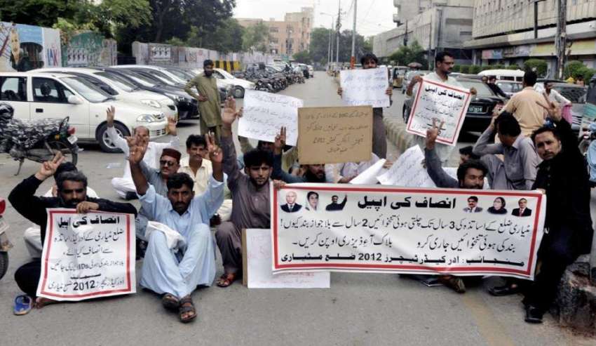 کراچی: کراچی پریس کلب کے سامنے ضلع مٹیاری کے اساتذہ اپنی ..