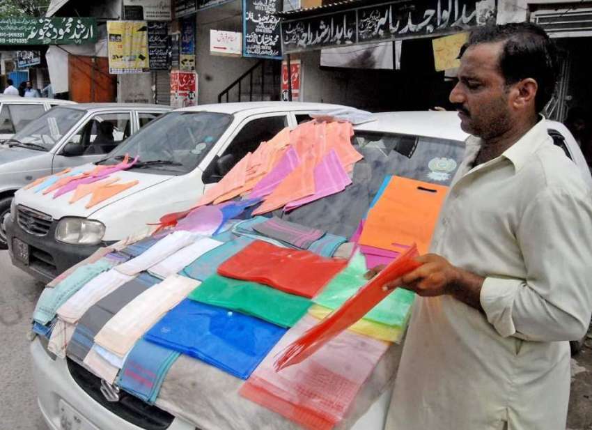 راولپنڈی: محنت کش گاڑیوں پر رومال رکھے گاہکوں کا انتظار ..