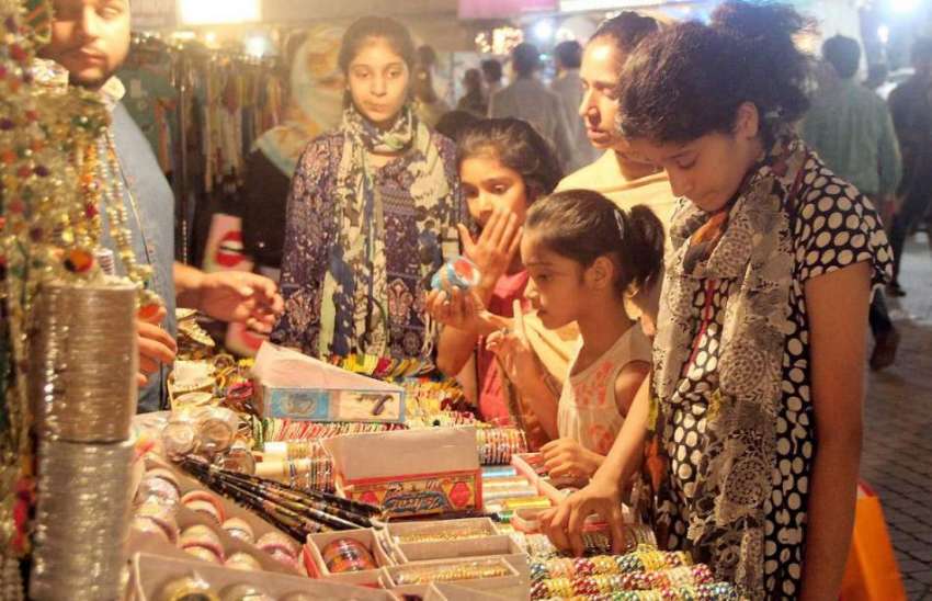 لاہور: ایک فیملی لبرٹی مارکیٹ میں عید کے لیے خریداری کر رہی ..