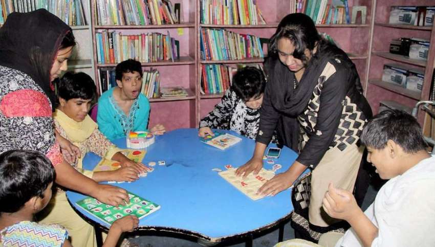 لاہور: چلڈرن کمپلیس میں لیڈی ٹیچرز سپیشل بچوں کو پڑھا رہی ..