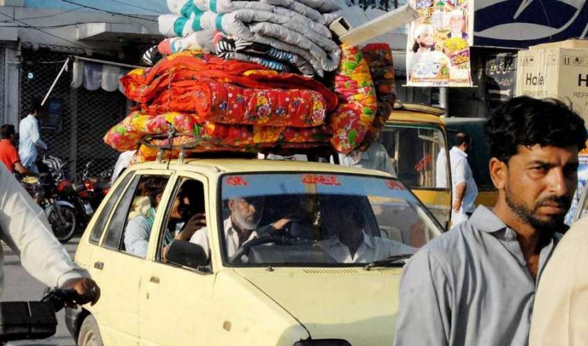 راولپنڈی: موسم سرما کی آمد کے باعث شہری ٹیکسی کی چھت پر رضائیاں ..